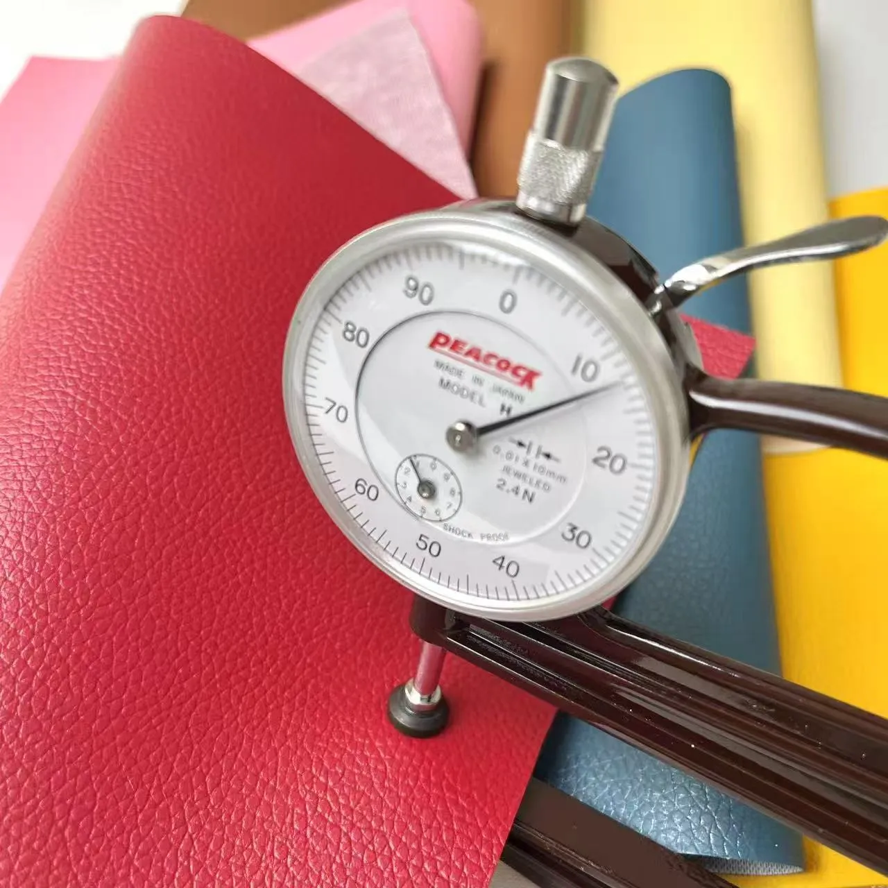 Модная переливающаяся кожа для сидений с текстурой «личи»