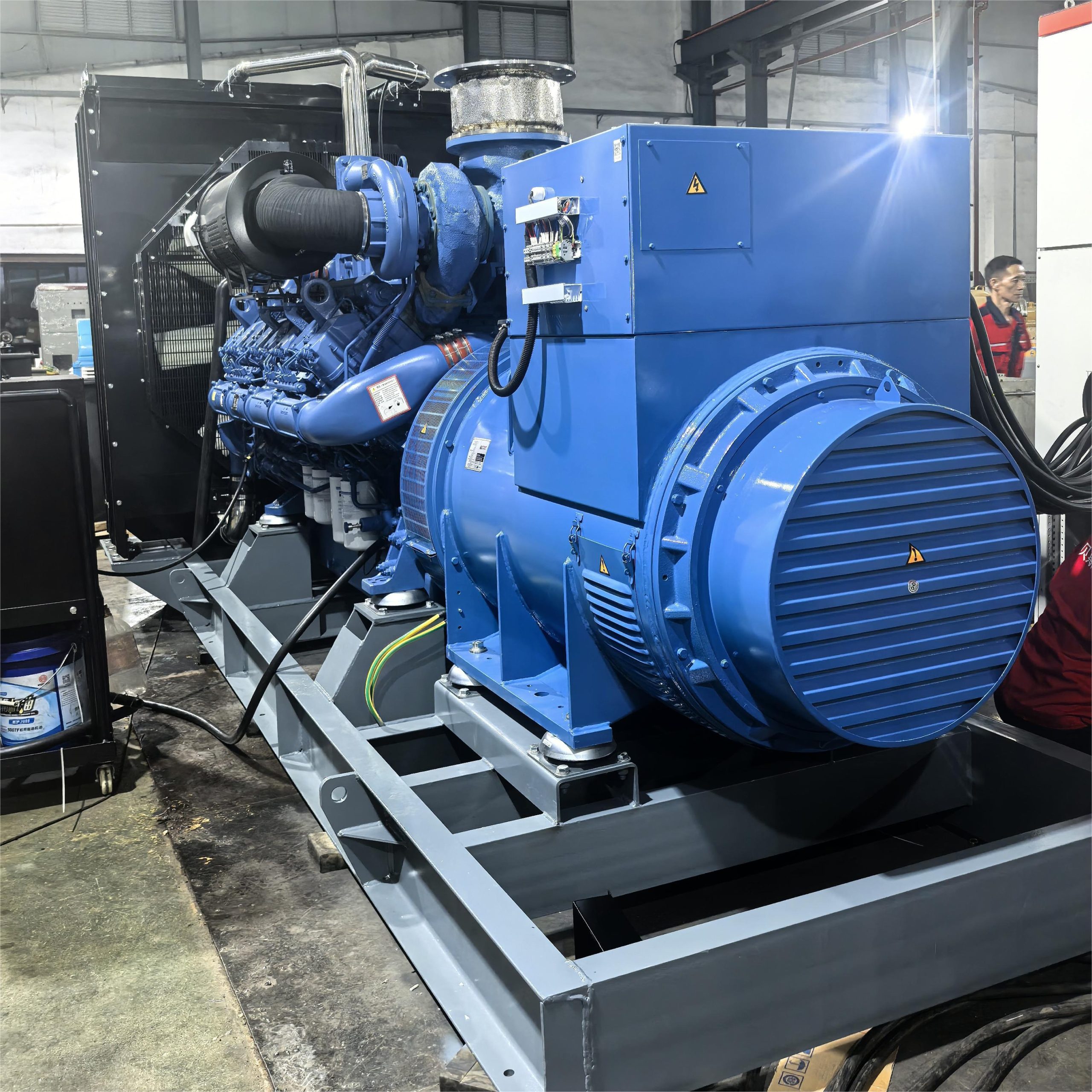 Трёхфазный дизельный генераторный агрегат Yuchai Power мощностью 800 кВт с водяным охлаждением, 50 Гц