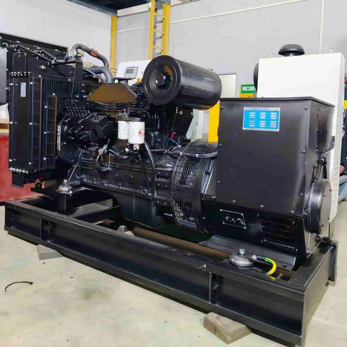 Трехфазный дизельный генератор Cummins с водяным охлаждением двигателя, номинальная мощность 100 кВт (125 кВА)