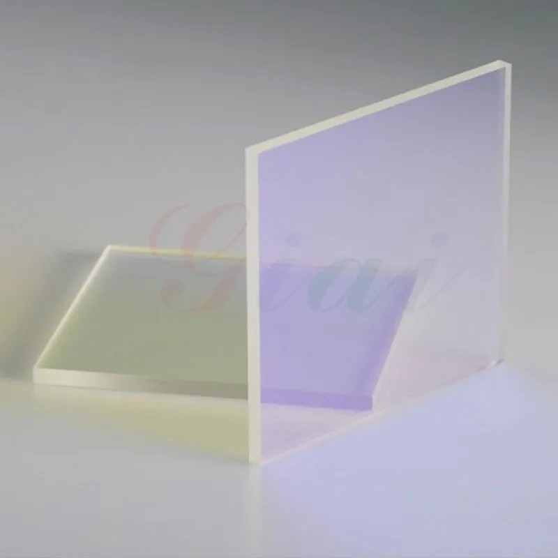 Дихроичное зеркало, отражающее красный и зелёный, пропускающее синий