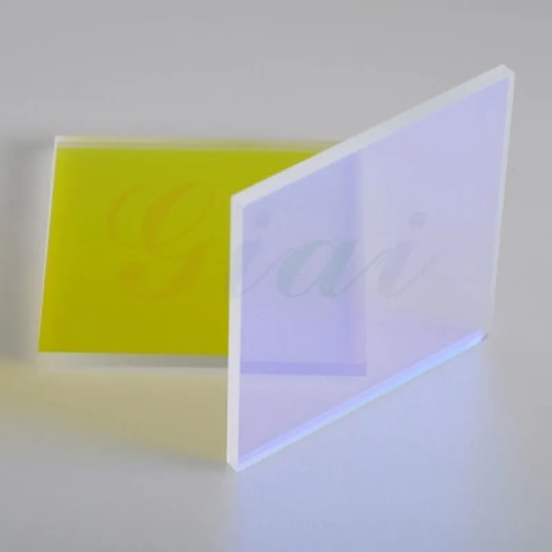 Дихроичное зеркало, отражающее синий, пропускающее красный и зелёный