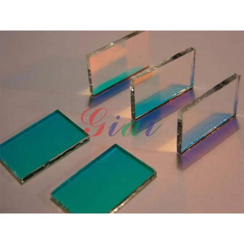 Дихроичное зеркало, отражающее синий, пропускающее красный и зелёный