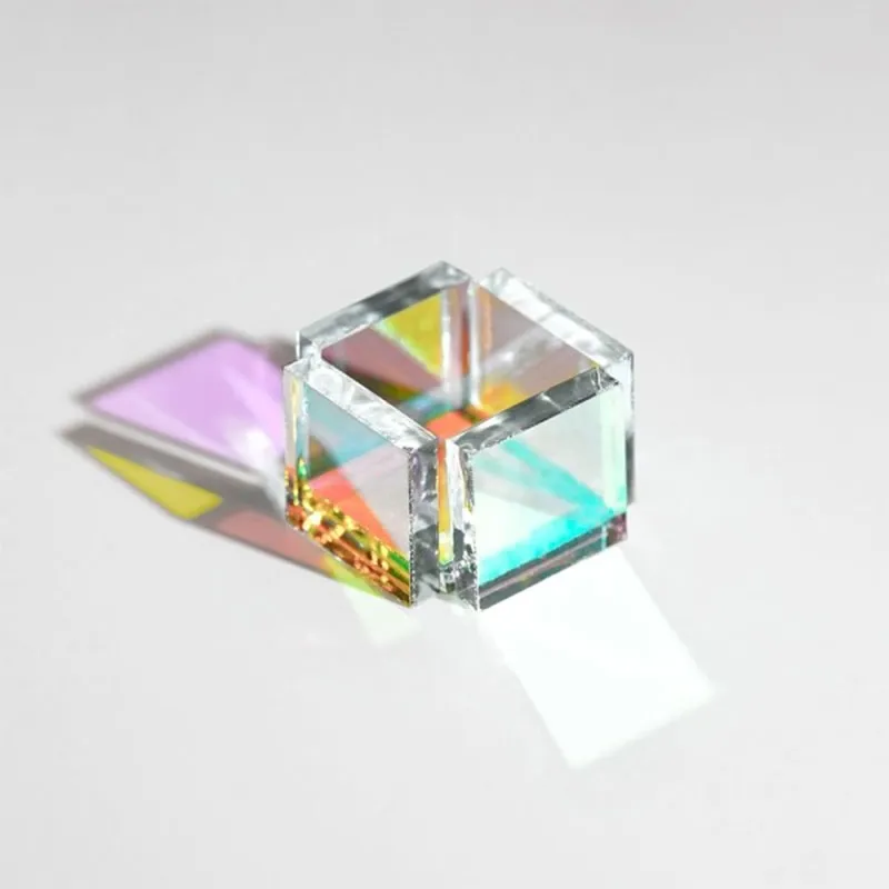 Дихроичное зеркало, пропускающее фиолетовый и красный, отражающее зелёный