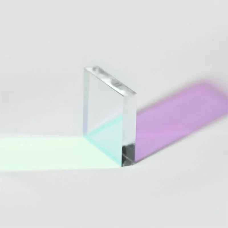 Дихроичное зеркало, пропускающее фиолетовый и красный, отражающее зелёный