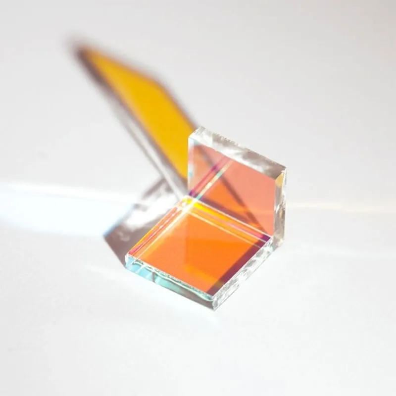 Дихроичное зеркало, пропускающее фиолетовый и красный, отражающее зелёный