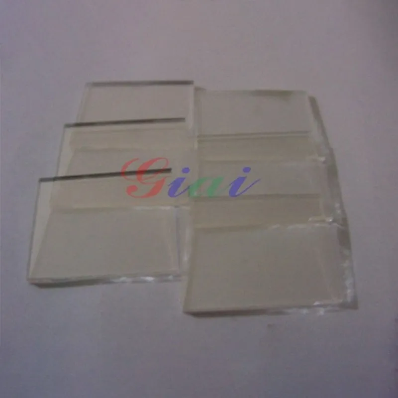 Широкополосный светоделитель для диапазона 550–900 нм