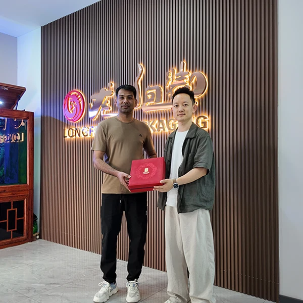 Зарубежные клиенты посещают предприятие Longfeng Packaging приглашает продавцов Дубая для проверки и обмена.