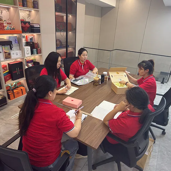 Changchun Longfeng Packaging формирует профессиональную команду R&D для постоянного внедрения инноваций в сфере экспортных подарочных упаковок