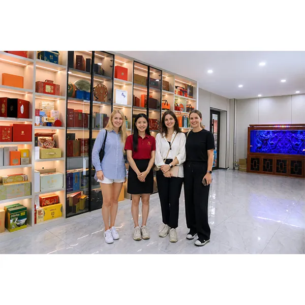 Компания Changchun Longfeng Packaging модернизировала свою полностью автоматизированную линию по производству кожаных чехлов, что позволило еще больше увеличить производственные мощности по выпуску высококачественных подарочных коробок класса люкс.