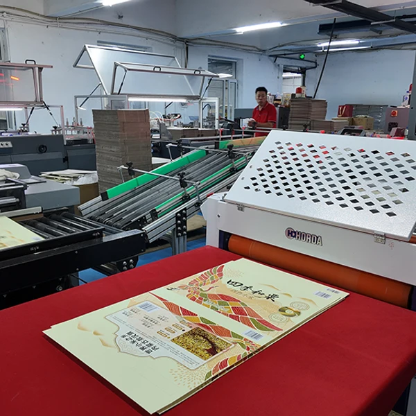 Внедрено усовершенствованное производство, Longfeng Packaging производит подарочные коробки с кожаными ручками партиями.