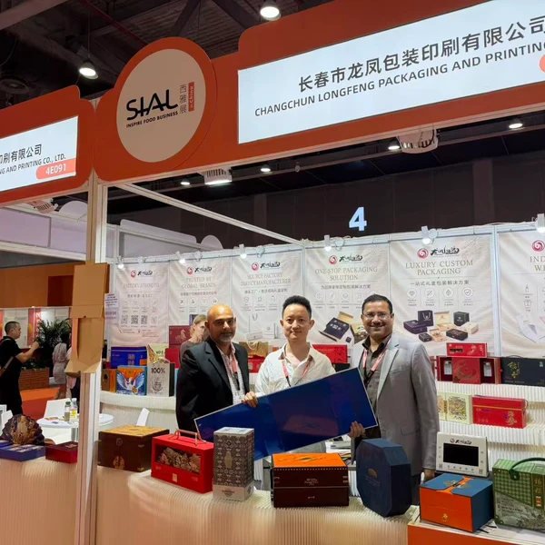 На выставке SIAL в Гуанчжоу компания Changchun Longfeng Packaging and Printing демонстрирует свои высококачественные возможности индивидуальной настройки подарочных коробок.