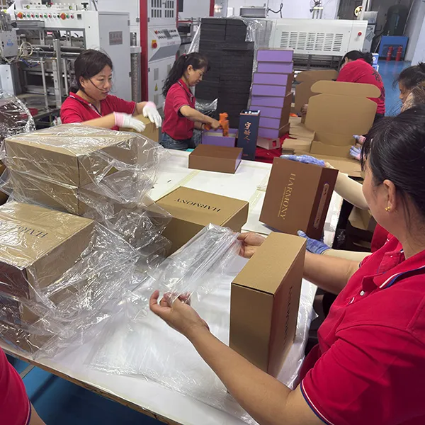 Компания Changchun Longfeng Packaging приступила к изготовлению подарочной коробки с кожаной ручкой по индивидуальному заказу, чтобы открыть евразийский канал трансграничной торговли