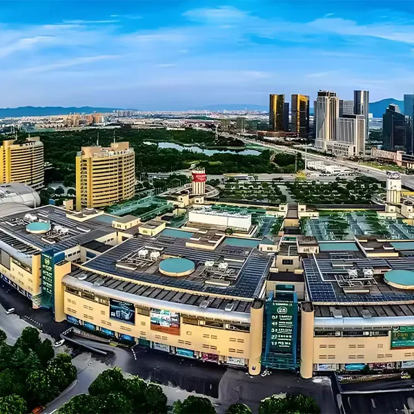 Наша компания находится непосредственно на территории Торгового центра мелкооптовых товаров в Иу (Китай), что обеспечивает исключительно удобные условия для закупки товаров для клиентов