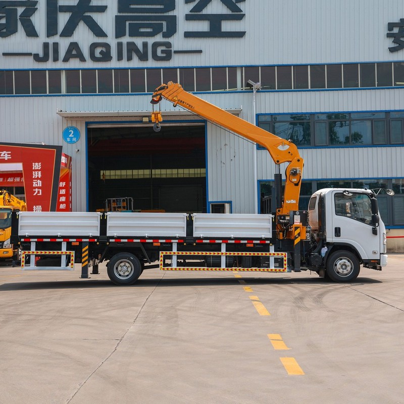 5t ISUZU 700P Кран на автомобильном шасси