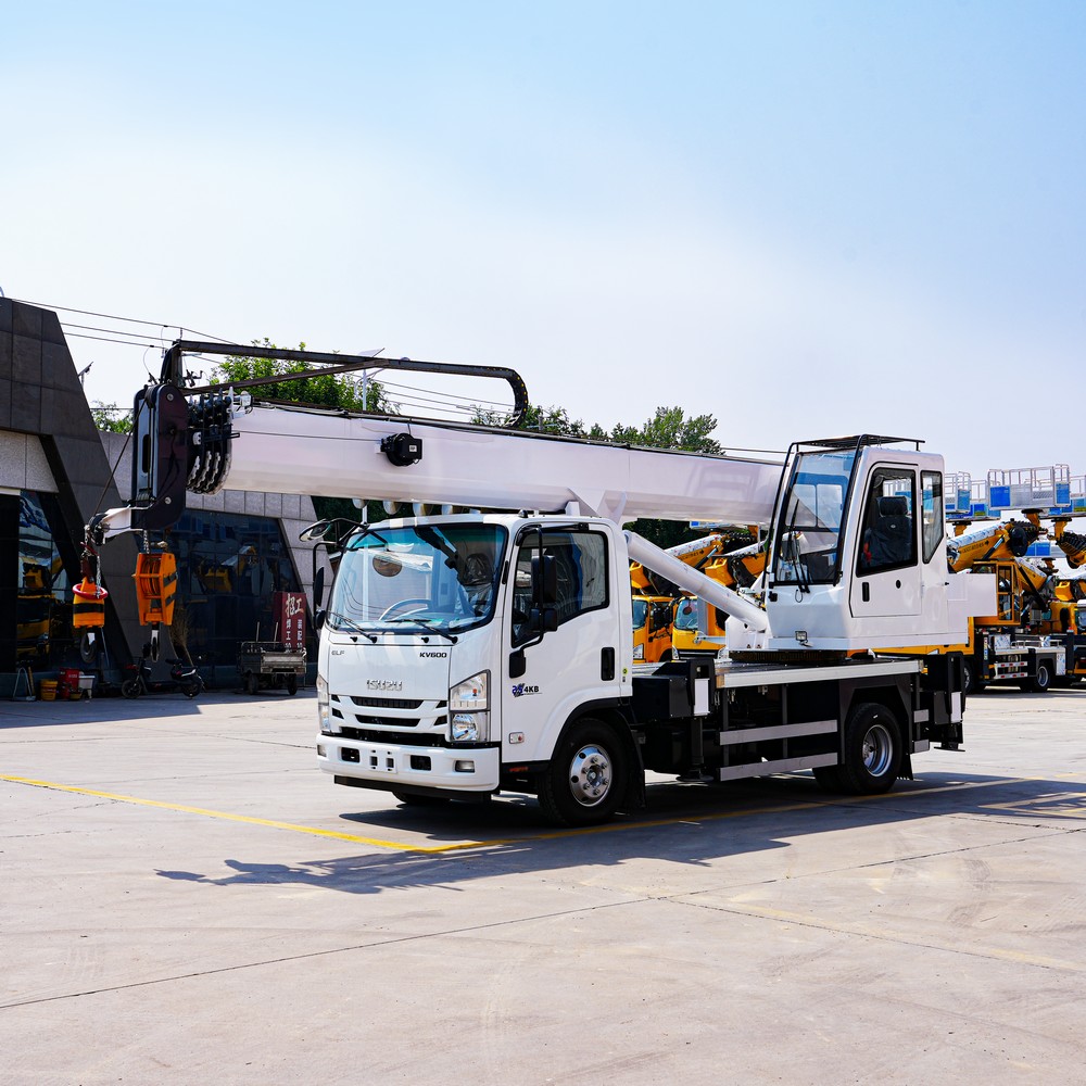 Автомобильный кран грузоподъёмностью 8 тонн на шасси ISUZU KV600