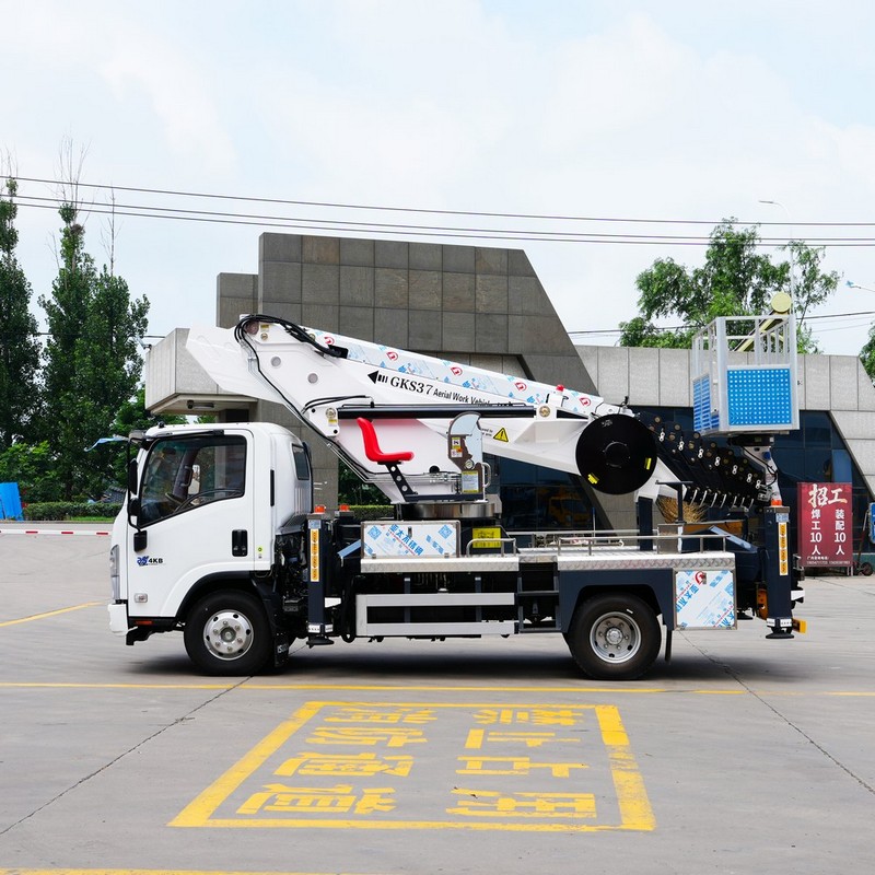 Автомобильная вышка с рабочей высотой 37 м на шасси ISUZU KV600