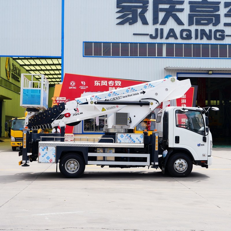 Автомобильная вышка с рабочей высотой 37 м на шасси ISUZU KV600