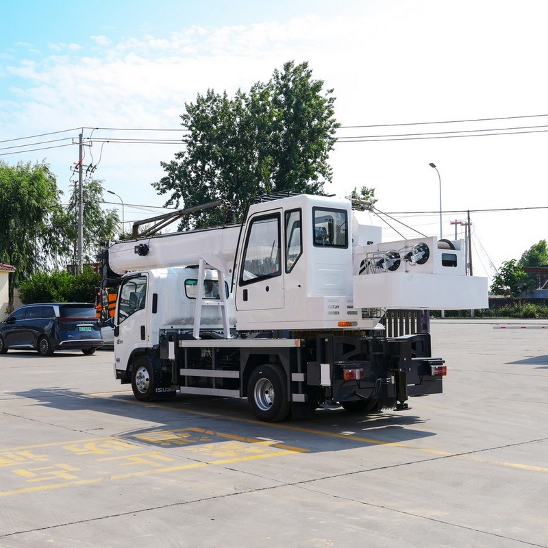 Автомобильный кран грузоподъёмностью 8 тонн на шасси ISUZU KV600