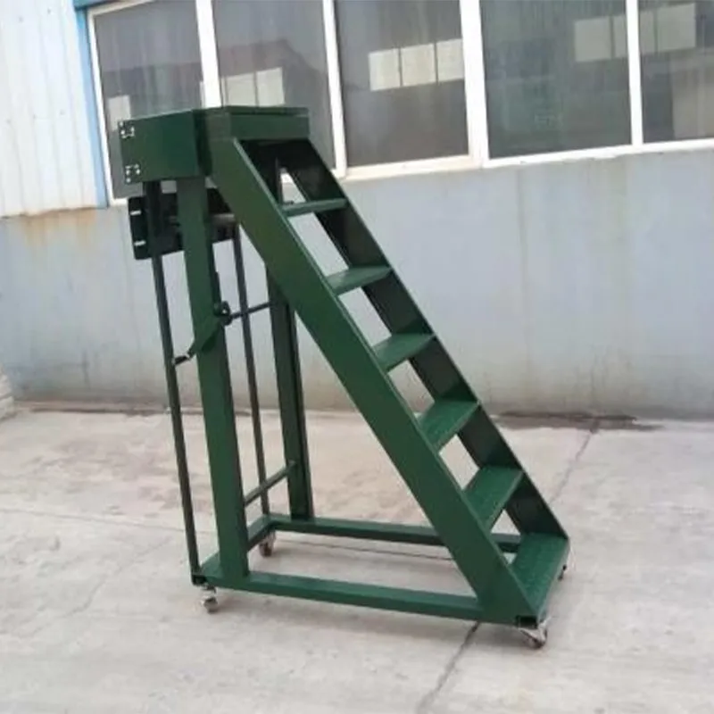 Специализированная рабочая лестница для армейских складов