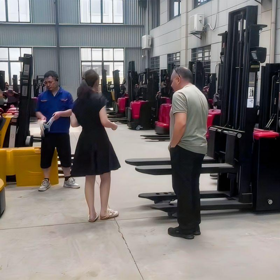 Компания «Тайсин Юйхун» по производству гидравлического оборудования приняла делегацию деловых партнеров с целью углубления сотрудничества на внутреннем и внешнем рынках