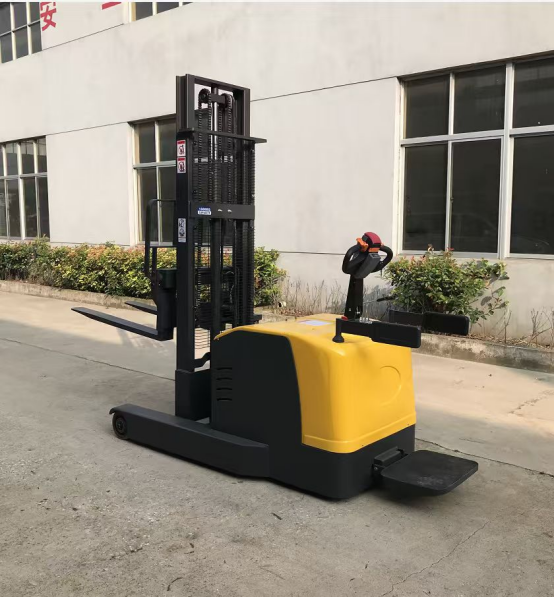 Компания «Юхун Чжицао» расширяет свое присутствие на международном рынке: серийный экспорт электрических штабелеров на российский рынок