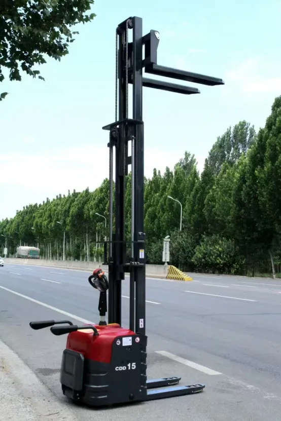 Вилочные погрузчики ООО Тайсин Юйхун Производство Гидравлических Машин с двойным подъемом массово экспортируются в Россию, углубляя участие в евразийском рынке логистического оборудования