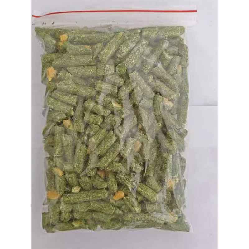 Смешанные гранулы из кукурузной соломы, люцерны и кукурузного зерна