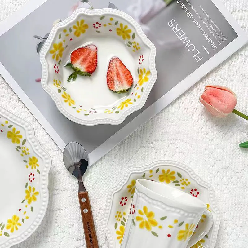 Винтажная тарелка с мелким бисерным узором, керамический набор посуды — домашний набор с маленькими желтыми цветами: тарелки, миски, чашки, блюдца