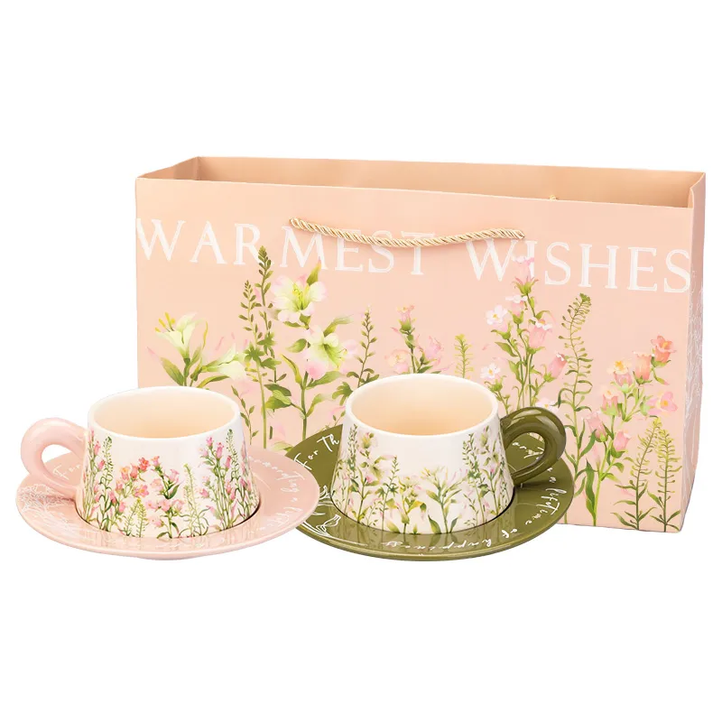 Набор кофейных чашек и блюдец в подарочной коро...