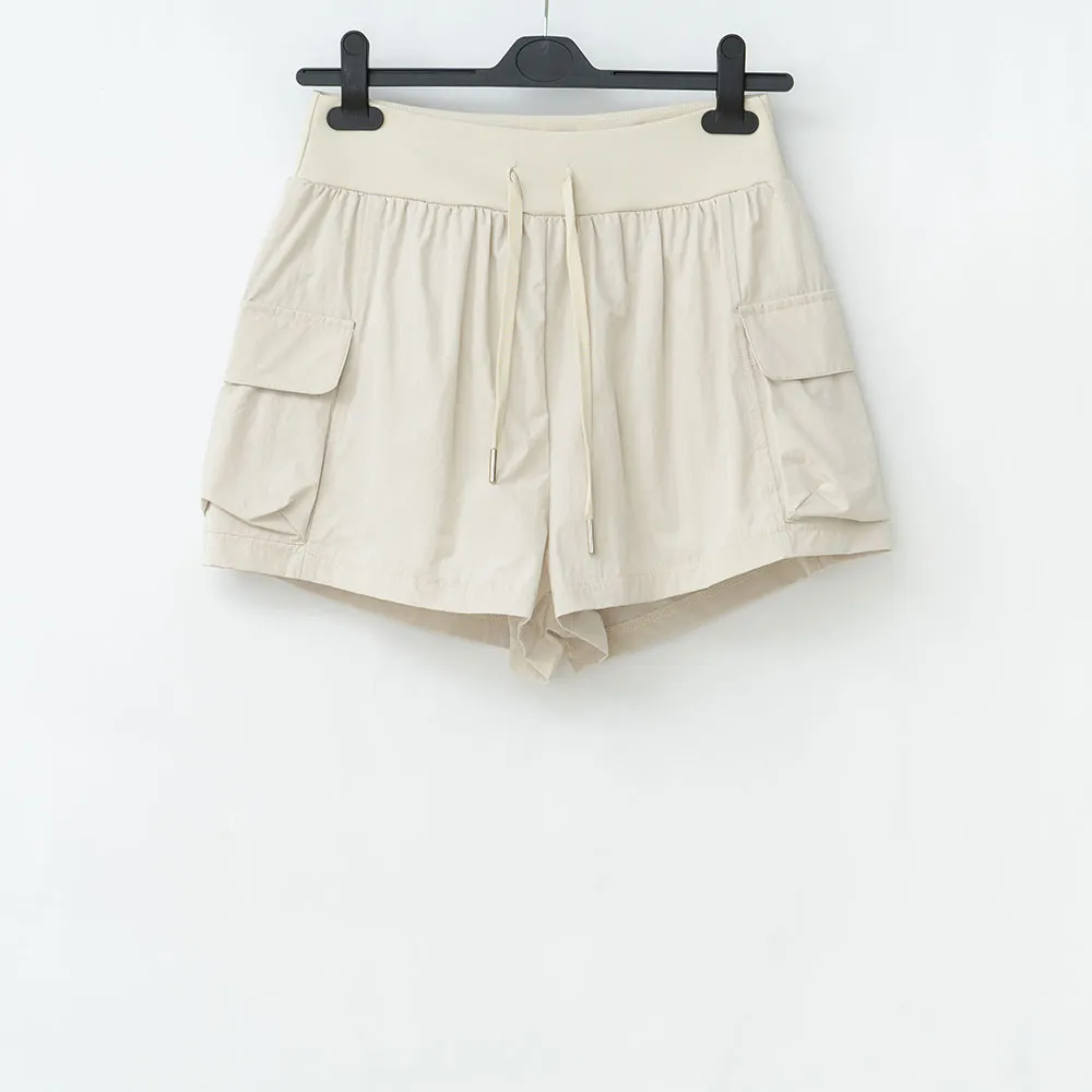 Женские спортивные шорты с карманами