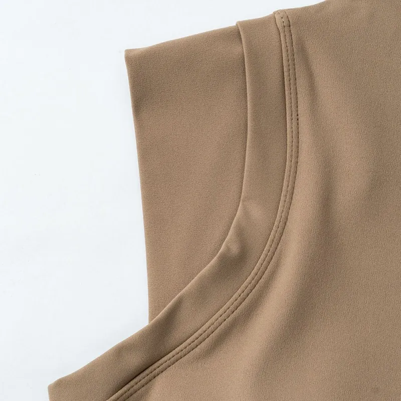 Женский спортивный топ с полувысоким воротником