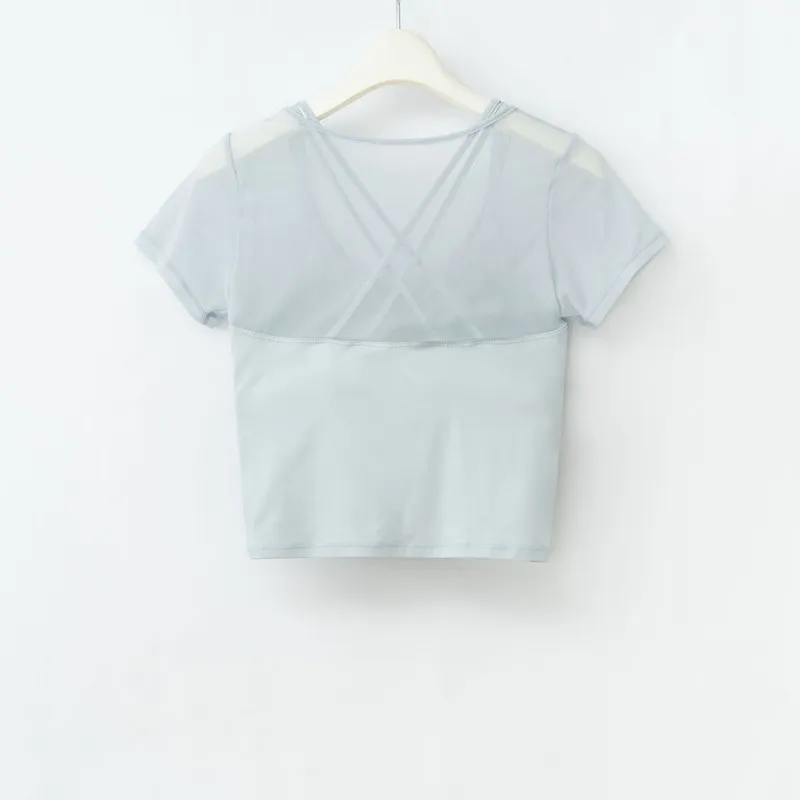 Женский спортивный укороченный топ