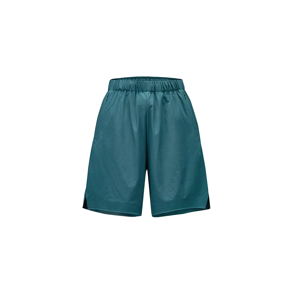 Синие спортивные шорты и белые спортивные шорты