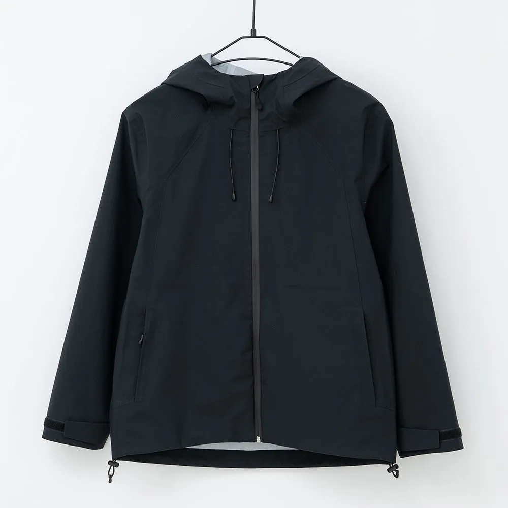 Черная туристическая куртка