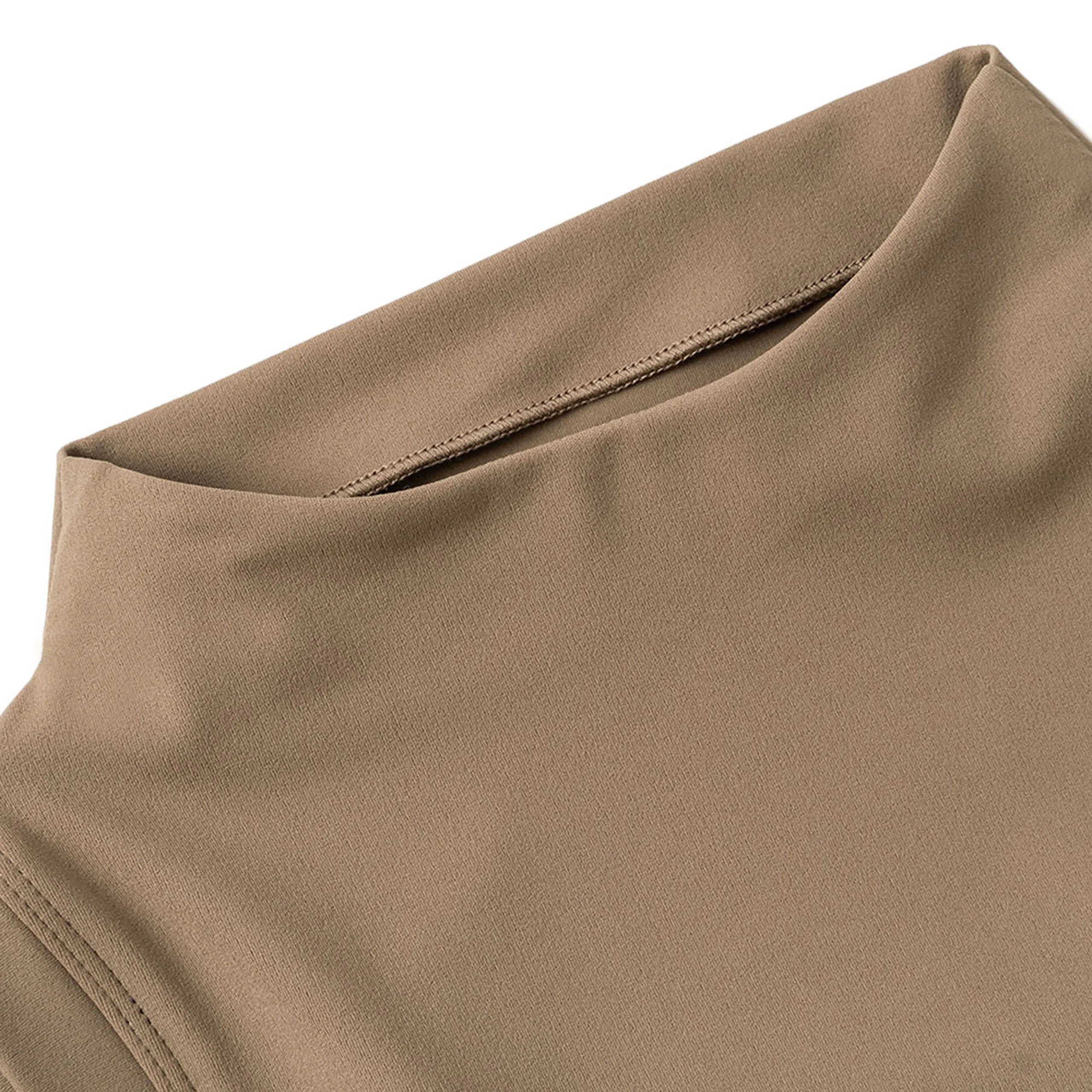 Женский спортивный топ с полувысоким воротником