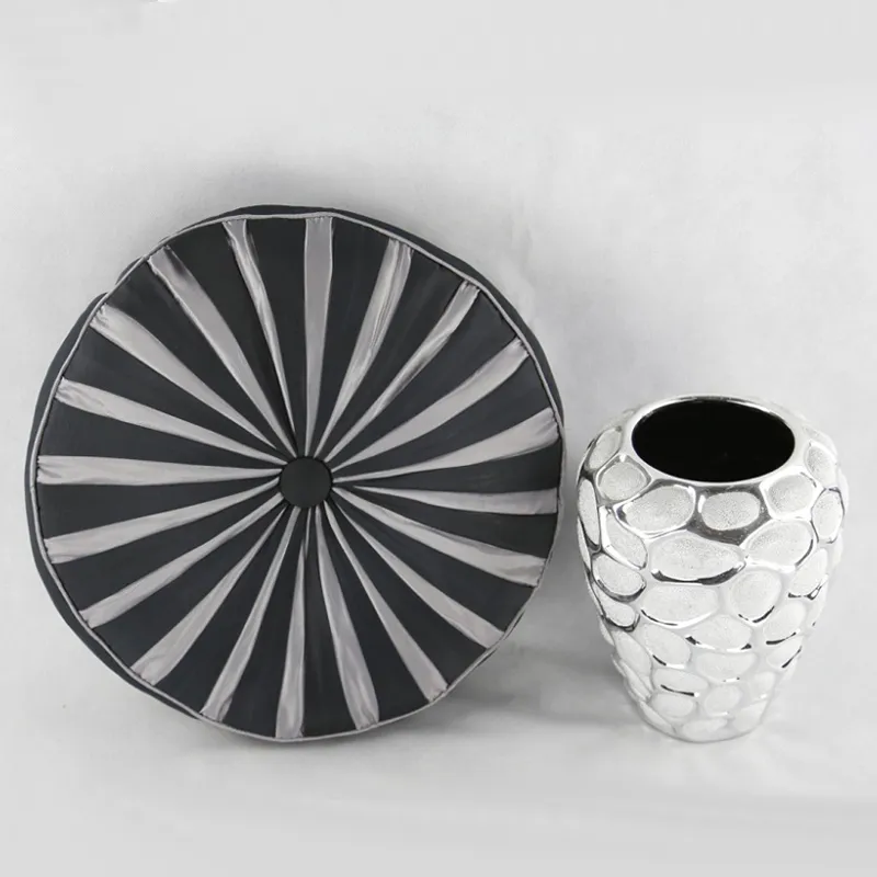 Асимметричная декоративная подушка