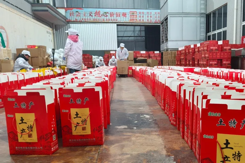 Рабочие упаковывают местные деликатесы. (Фото Фэн Пяо)