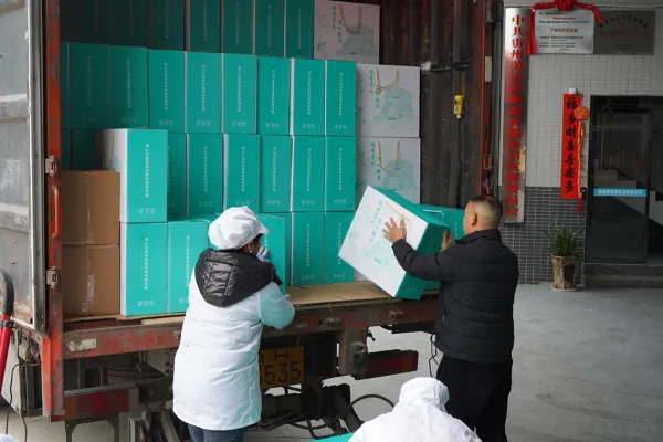 Рабочие перемещают товары. (Фото У Чаокуна)