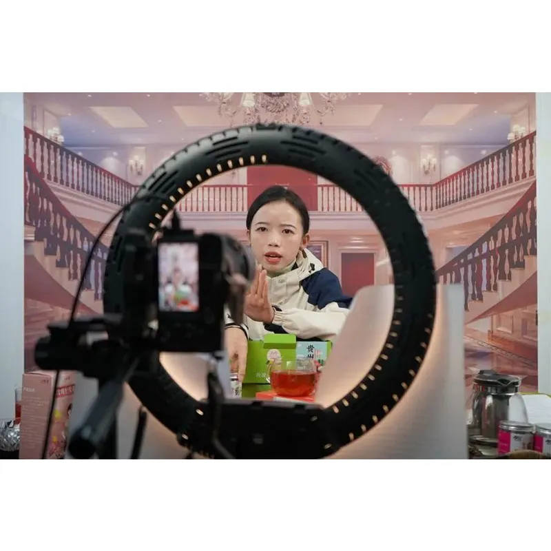 Изучаем, осмысливаем, претворяем в жизнь и постигаем дух Двадцатого Всекитайского съезда: Женщины Гуйчжоу вносят новый вклад в достижение великих целей | Цэньгун, Гуйчжоу: Прямые трансляции с местными продуктами «в облаке» превращают их в «новый тренд»