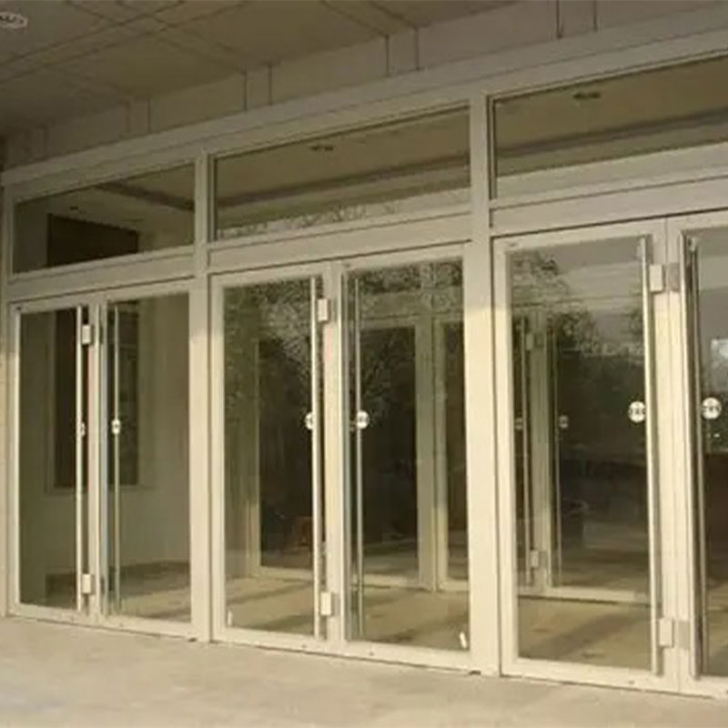 Маятниковая дверь со скрытым напольным доводчиком