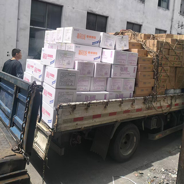 Достаточный запас товаров для обеспечения поставок продуктов быстрого приготовления с мелким картофелем и лимоном, хлеба Цзяфуаньфэн для дальнейшего обслуживания рынка
