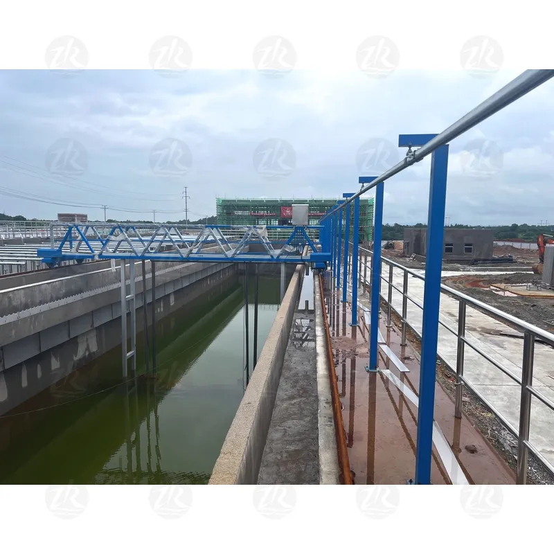 Мостовой скребковый илоудалитель