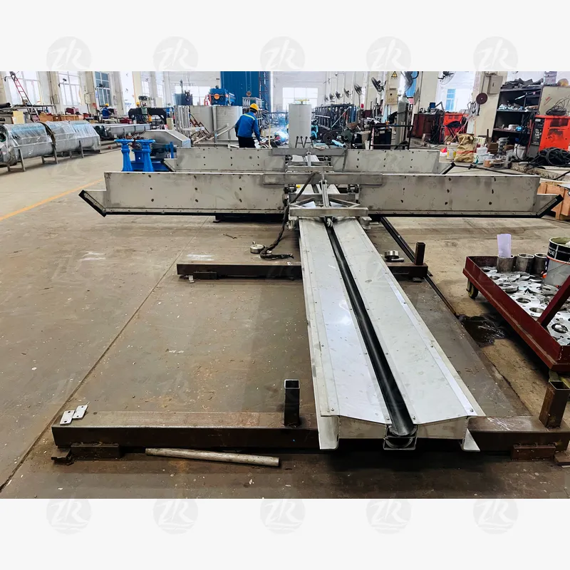 Одновальный скребковый илоудалитель