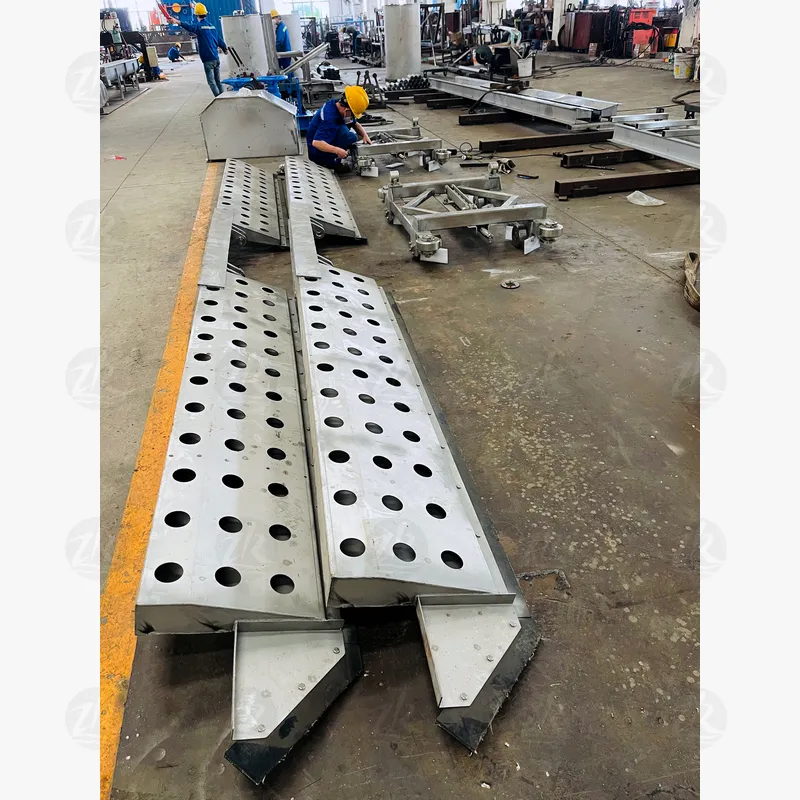 Одновальный скребковый илоудалитель