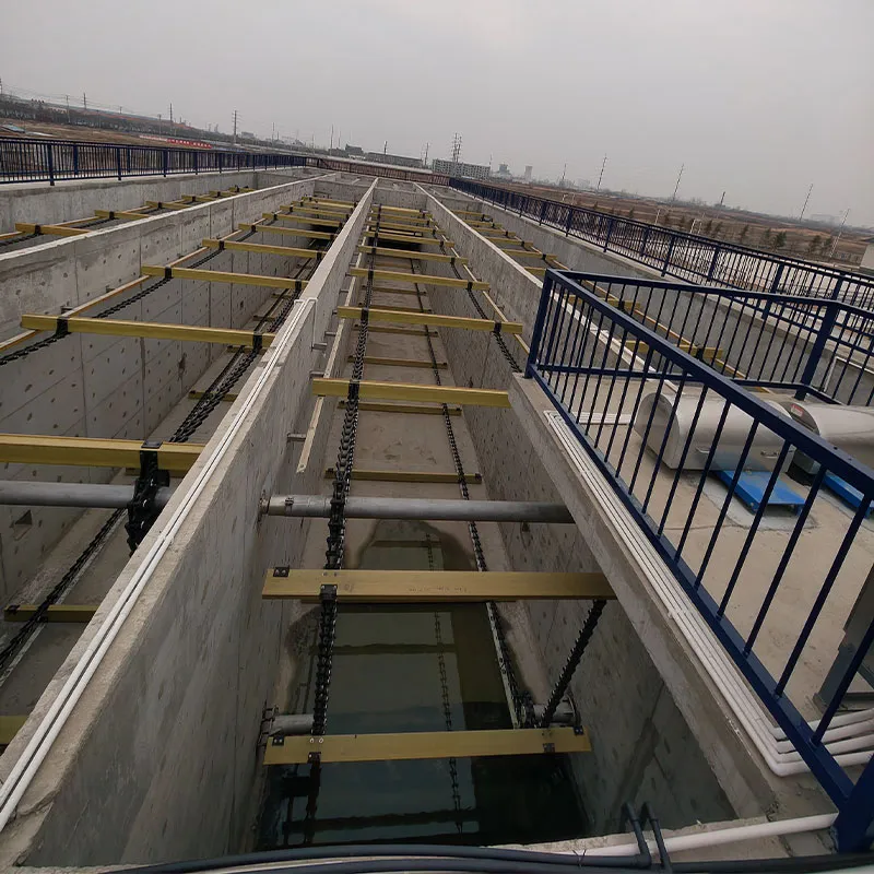 Скребковый илоудалитель с неметаллической цепной пластиной