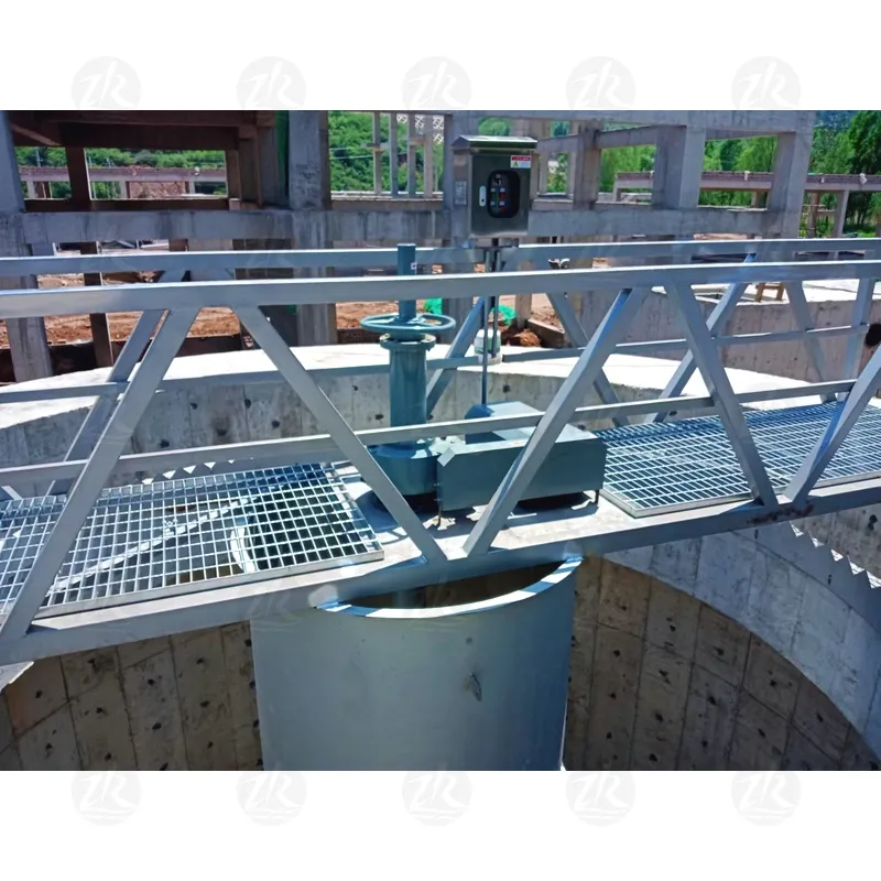 Центрально-приводной скребковый илоудалитель