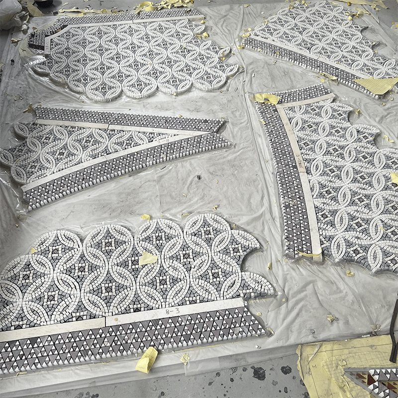 Узор и мозаика, нанесенные струей воды