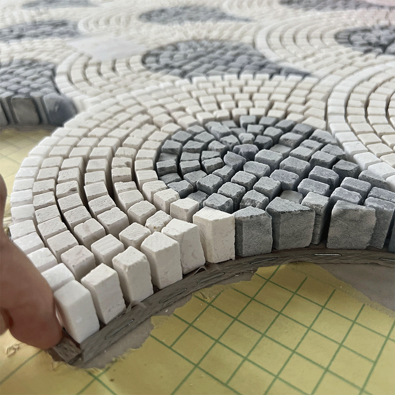 Узор и мозаика, нанесенные струей воды