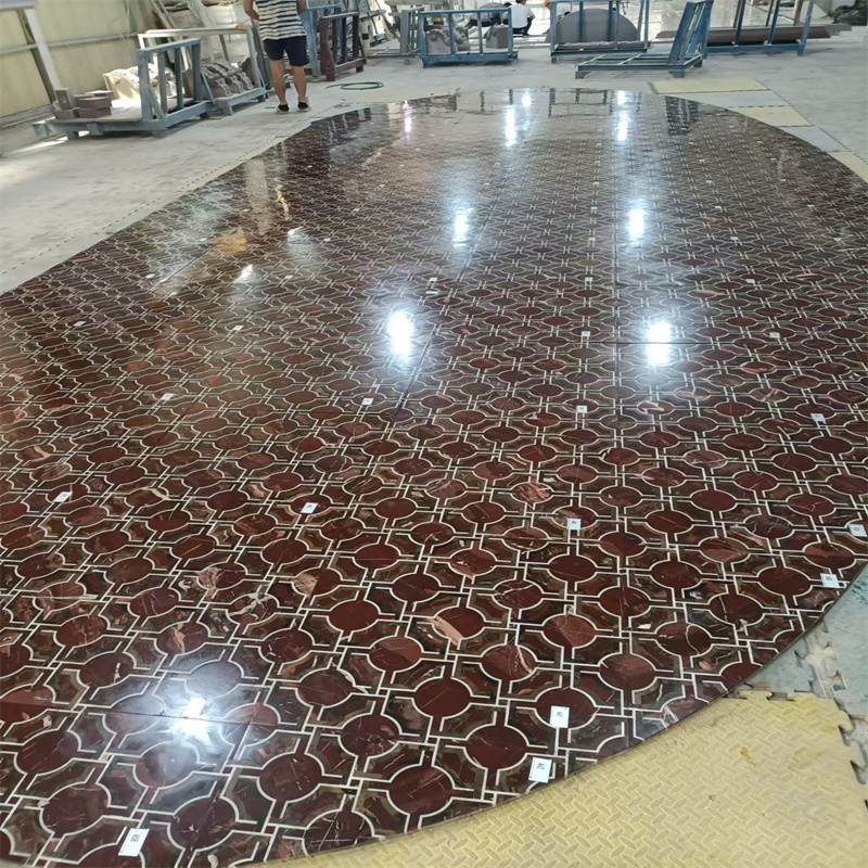 Узор и мозаика, нанесенные струей воды