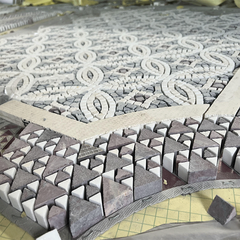 Узор и мозаика, нанесенные струей воды